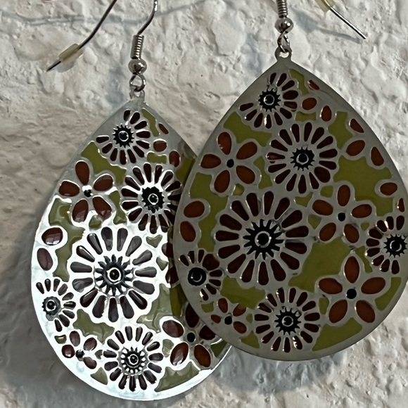 Retro Flower Teardrop Earrings - Picture 3 of 5